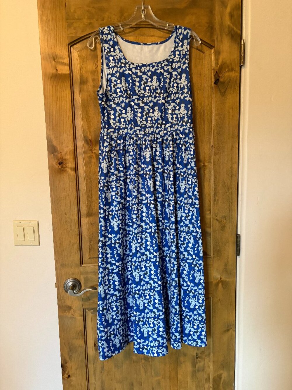 Women's maxi dress sleeveless and adorable! Worn once/medium